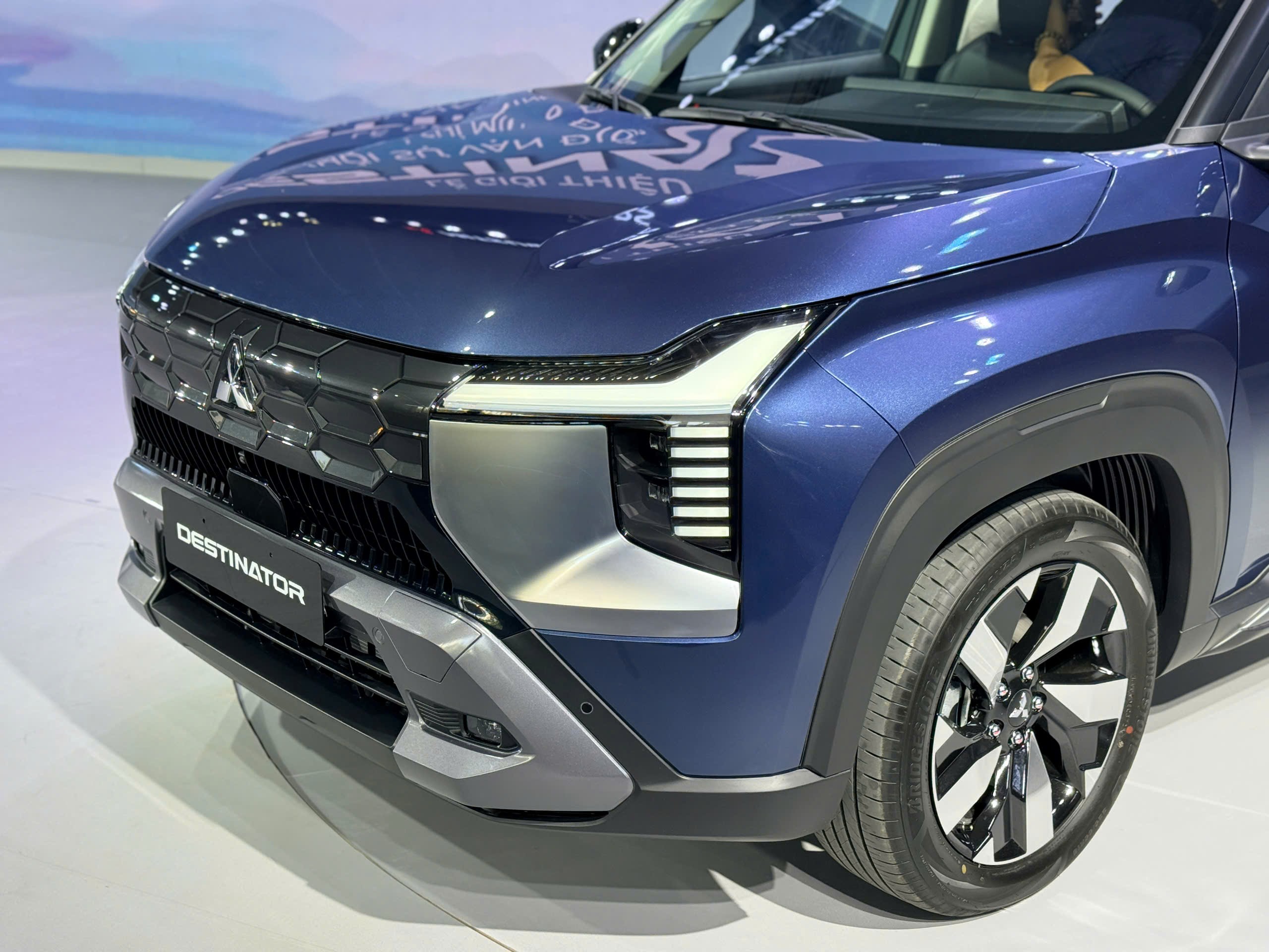 Phần đầu xe nổi bật với ngôn ngữ Dynamic Shield, lưới tản nhiệt đa tầng họa tiết tổ ong.