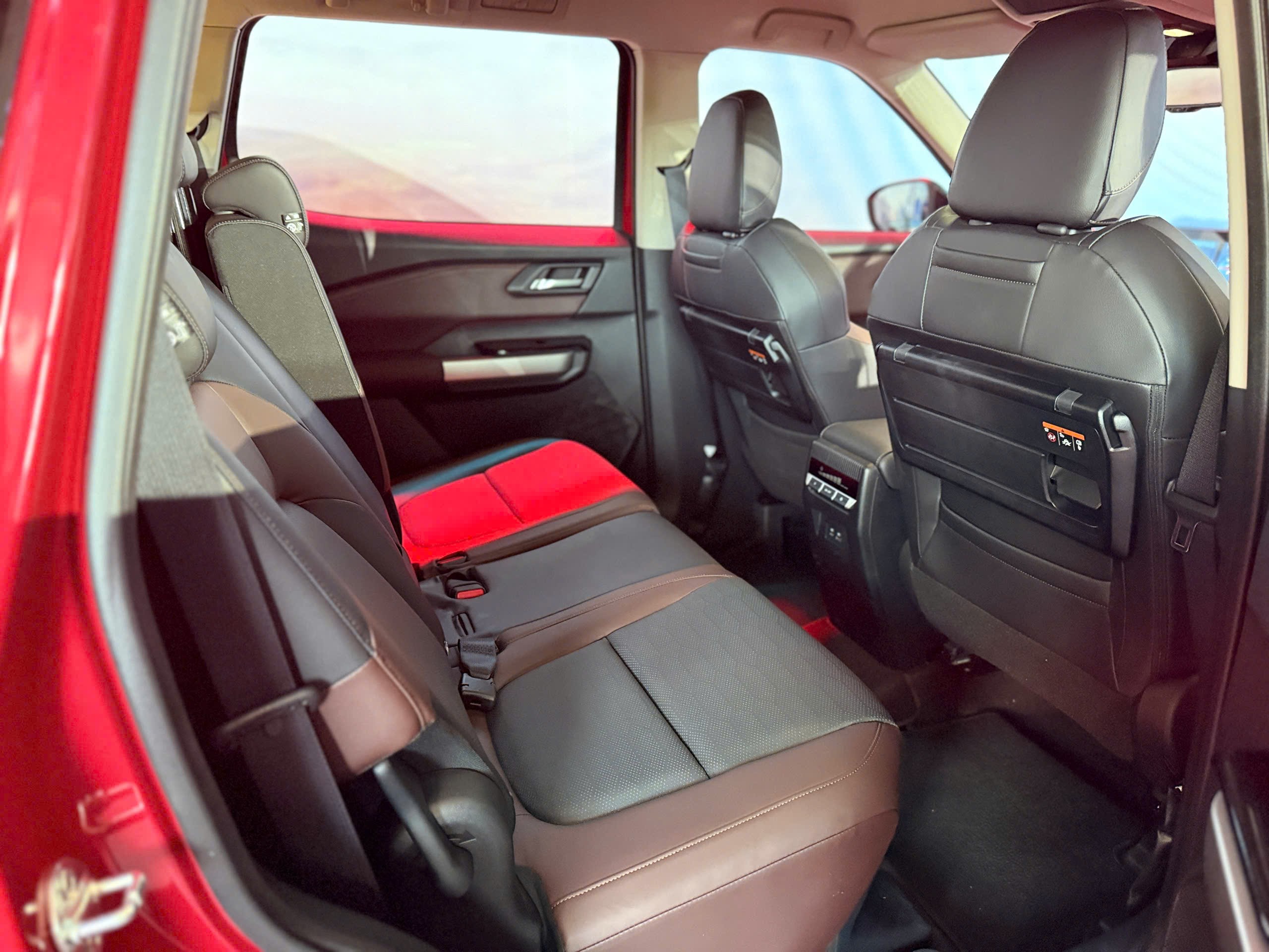 Cửa gió riêng cho hàng ghế 2 và 3 đảm bảo tiện nghi đồng đều.