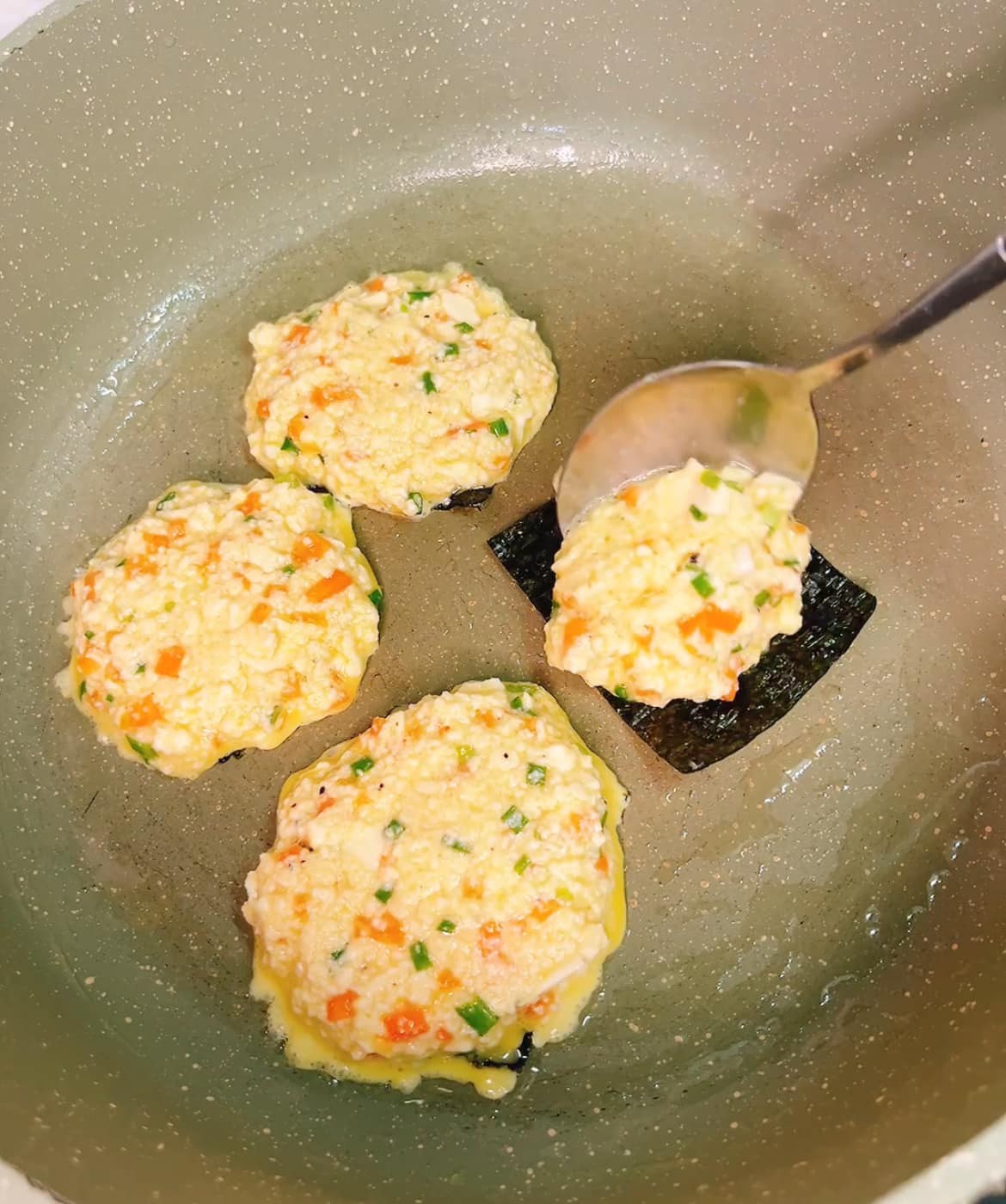 Tráng một lớp dầu mỏng lên chảo. Đặt rong biển lên rồi múc hỗn hợp trứng đậu lên rong biển. Mỗi miếng rong biển thì cho khoảng 2 muỗng hỗn hợp trứng đậu là vừa.