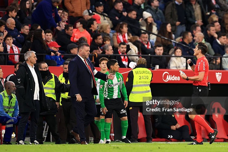 Trọng tài chính yêu cầu tạm dừng trận đấu