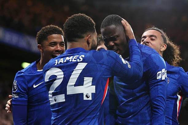 Rice đá phạt góc cho đồng đội ghi bàn được thì Reece James cũng làm được