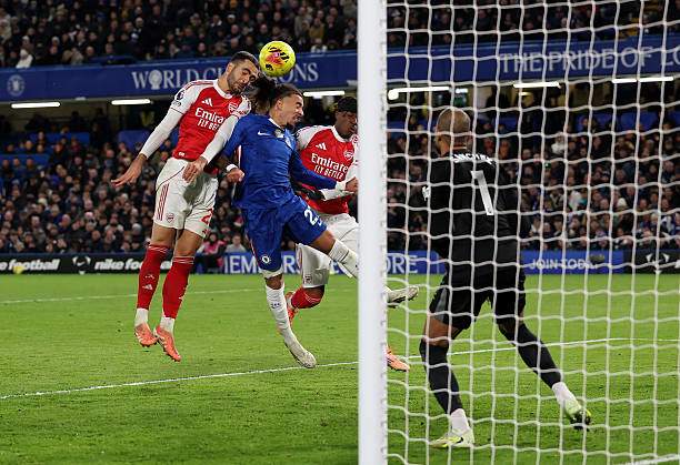 Merino đánh đầu tung lưới Chelsea trước sự bất lực trong tranh chấp của Gusto