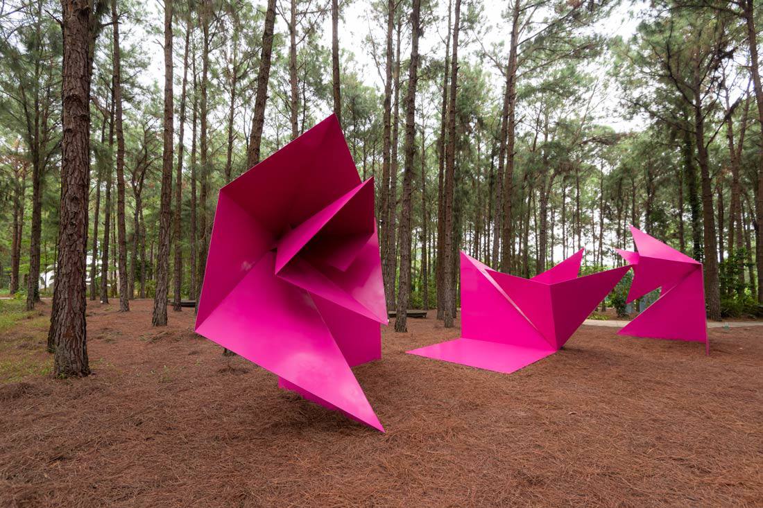 Tác phẩm “Sen” của nhà điêu khắc Lê Thị Hiền. Tác phẩm là sự hòa trộn giữa chất liệu thép không gỉ và nhịp gấp của giấy, tạo nên chuyển động nhẹ bẫng giữa rừng thông. 