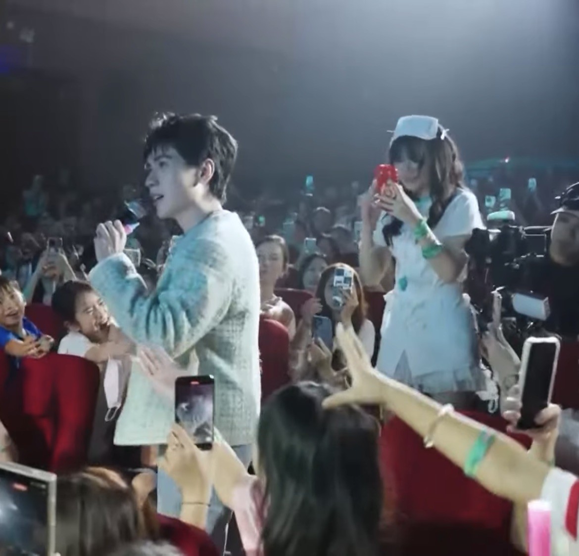 Người trẻ đổ xô theo các sự kiện của thần tượng đã trở thành hình ảnh quen thuộc.