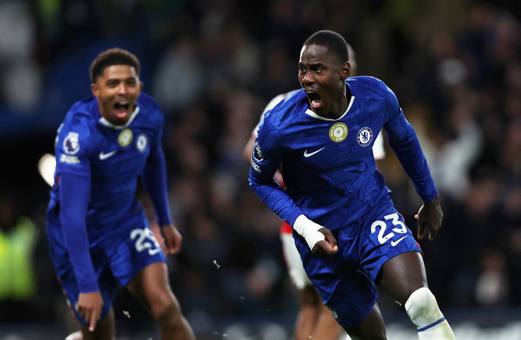 Chalobah đánh đầu ngược mở tỷ số cho Chelsea