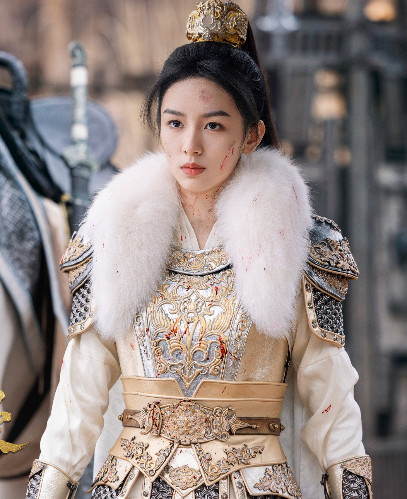 Châu Dã (trái) và Lý Thấm có thân hình gầy, gương mặt khả ái không phù hợp đóng nữ tướng quân.