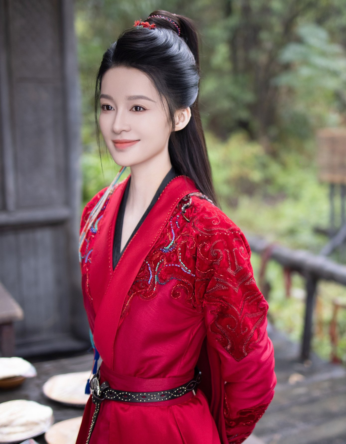 Châu Dã (trái) và Lý Thấm có thân hình gầy, gương mặt khả ái không phù hợp đóng nữ tướng quân.