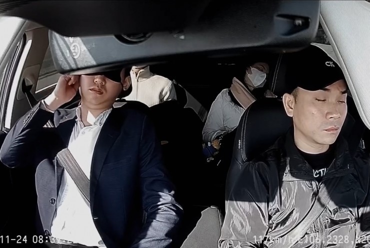 Clip: Khách ngủ gật trên cao tốc, tài xế cũng díu mắt khiến ai xem cũng lạnh gáy