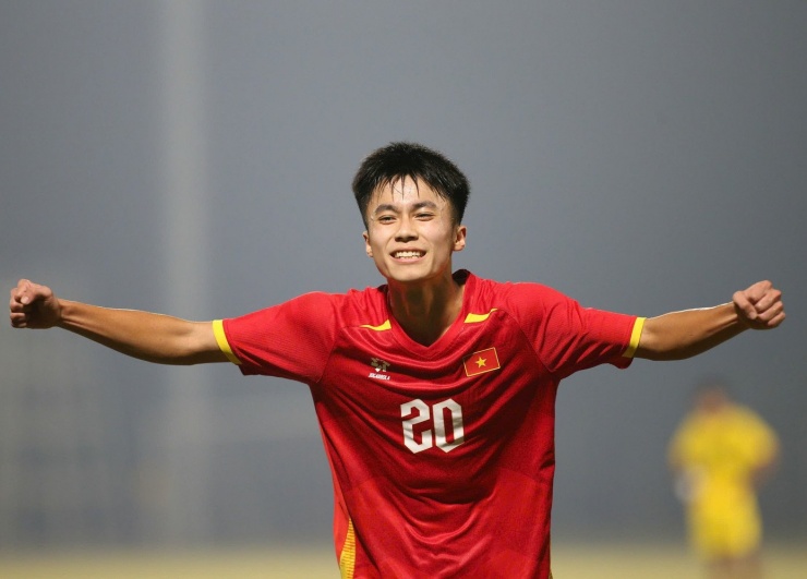 Mạnh Cường, Anh Hào, Văn Dương và Sỹ Bách, những cầu thủ điền tên trên bảng tỷ số trận thắng U17 Malaysia 4-0. Ảnh: Anh Thắng