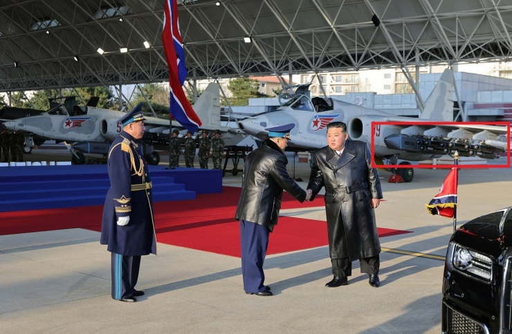 Chủ tịch Triều Tiên Kim Jong-un tại căn cứ không quân Kalma, phía sau là máy bay tấn công Su-25 mang theo các loại tên lửa tương tự Storm Shadow và Brimstone.