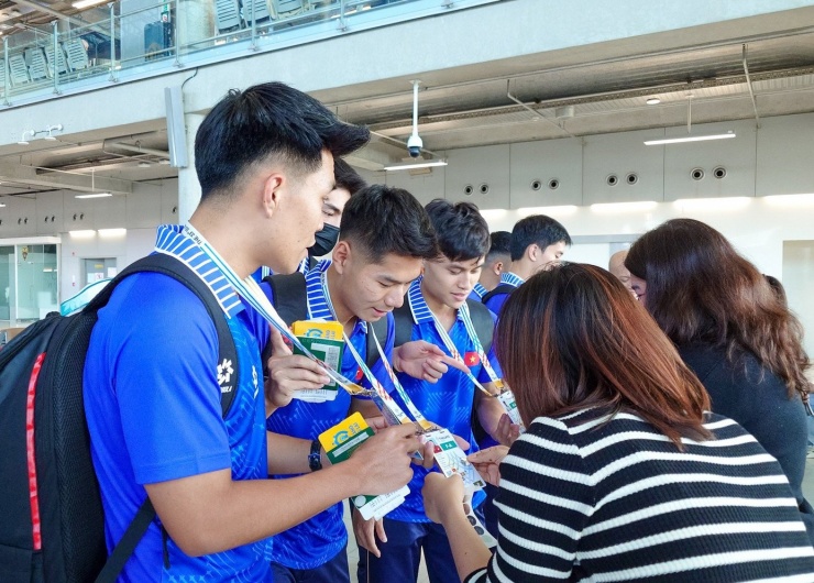 Các thành viên đội U22 Việt Nam kích hoạt thẻ tham dự SEA Games 33 tại sân bay.