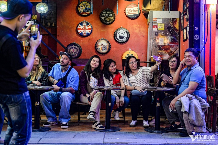 Cảnh ngao ngán ở phố cà phê đường tàu Hà Nội chỉ sau vài ngày giải tỏa - 2