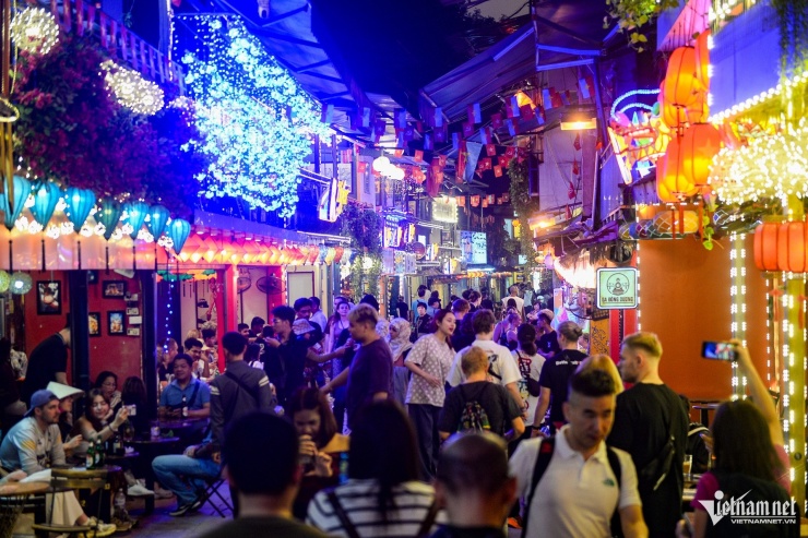 Cảnh ngao ngán ở phố cà phê đường tàu Hà Nội chỉ sau vài ngày giải tỏa - 1