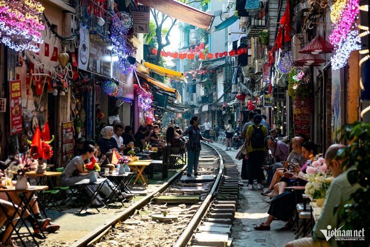 Cảnh ngao ngán ở phố cà phê đường tàu Hà Nội chỉ sau vài ngày giải tỏa - 3