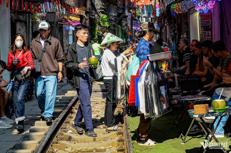 Cảnh ngao ngán ở phố cà phê đường tàu Hà Nội chỉ sau vài ngày giải tỏa - 4