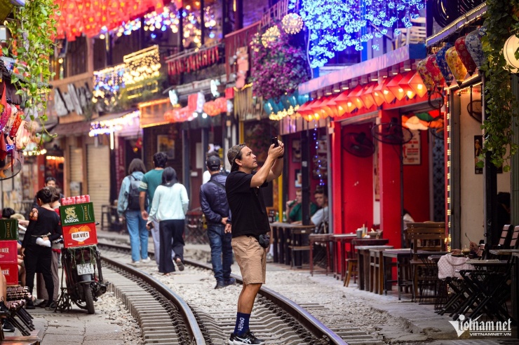 Cảnh ngao ngán ở phố cà phê đường tàu Hà Nội chỉ sau vài ngày giải tỏa - 13