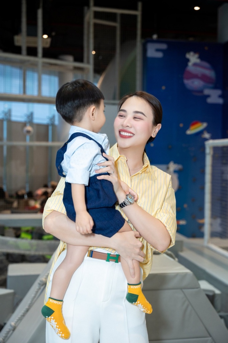 Không cần mix đồ cầu kỳ, bà mẹ hai con vẫn ghi điểm phong cách.