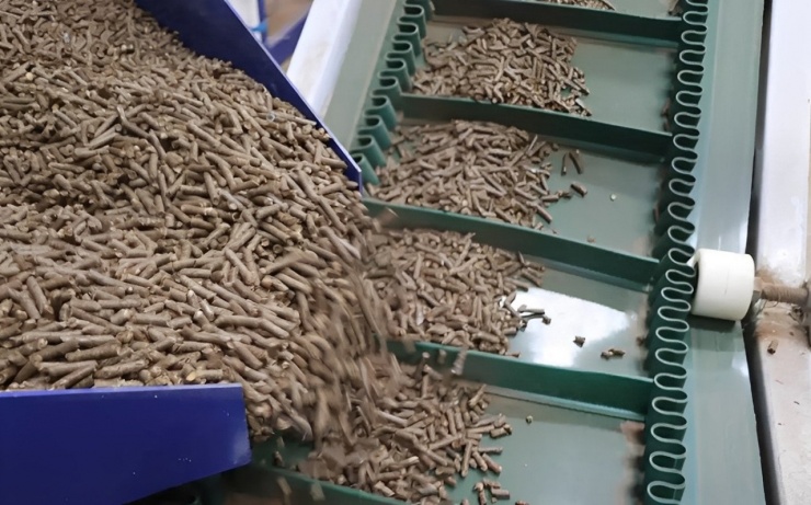 Rơm rạ được chế biến thành viên thức ăn chăn nuôi, vật liệu xây dựng và năng lượng sinh khối, tạo ra chuỗi giá trị tuần hoàn và bền vững cho nông nghiệp địa phương. Ảnh: Baidu