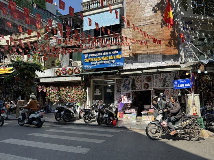 Phố Hàng Mã, một trong những tuyến phố cổ của Thủ đô. Ảnh: D.A