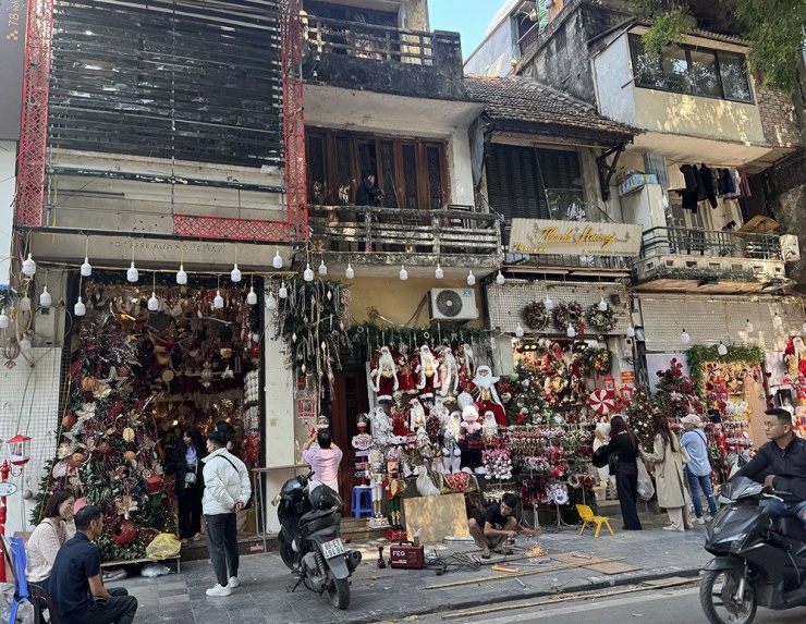 Kinh doanh trên phố Hàng Mã dịp gần Giáng sinh. Ảnh: D.A