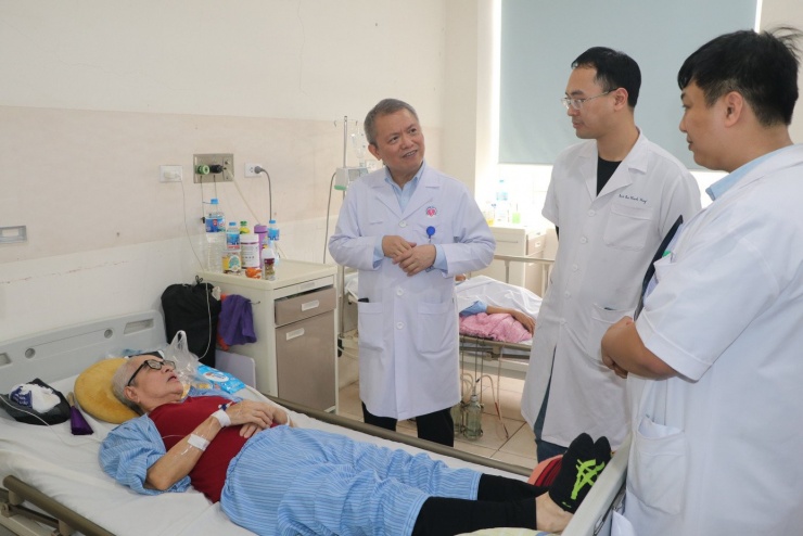 GS.TS Lê Ngọc Thành (đứng ngoài cùng bên trái) thăm khám bệnh nhân Ảnh: HOA BAN