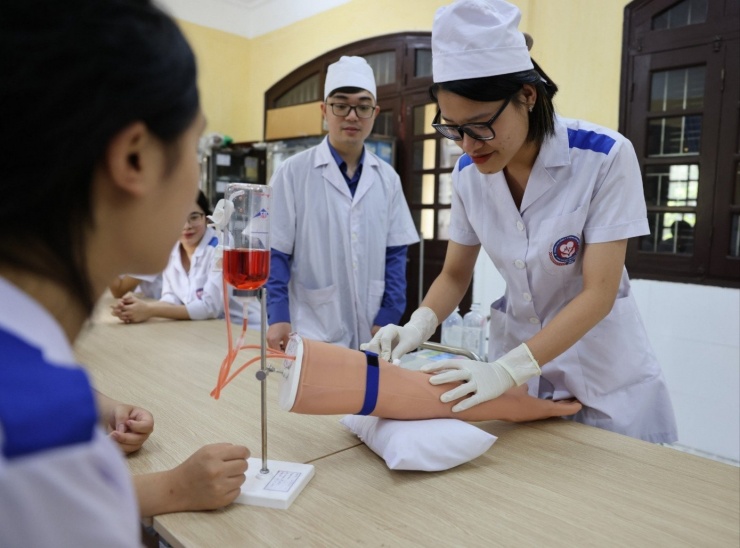 Giờ thực hành của sinh viên khối ngành sức khỏe Ảnh: NGHIÊM HUÊ