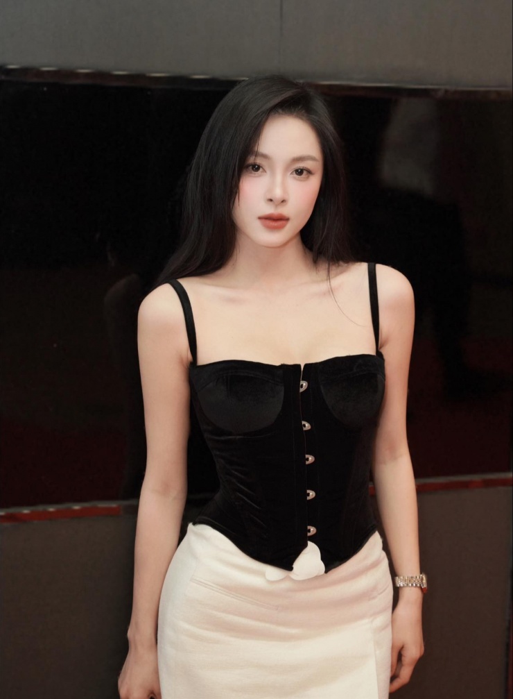 Cô sinh năm 1999 tại Quảng Ninh, là gương mặt mới của truyền hình Việt.&nbsp;