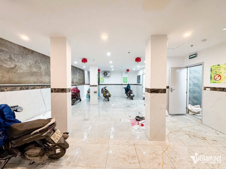 Các nhà trọ, chung cư mini thường không bố trí sẵn hệ thống trạm sạc cho xe điện ở tầng để xe. Ảnh: Hoàng Hiệp