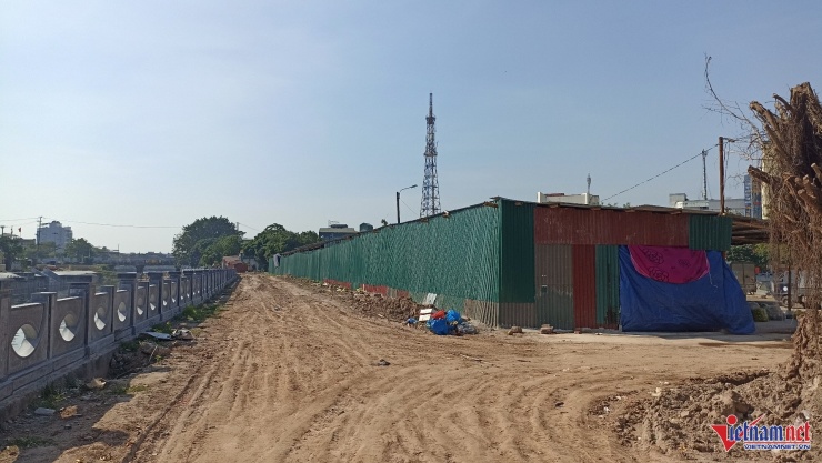 Hàng trăm ki-ốt của các tiểu thương ở chợ Rồng chưa được tháo dỡ. Ảnh: Trần Nghị