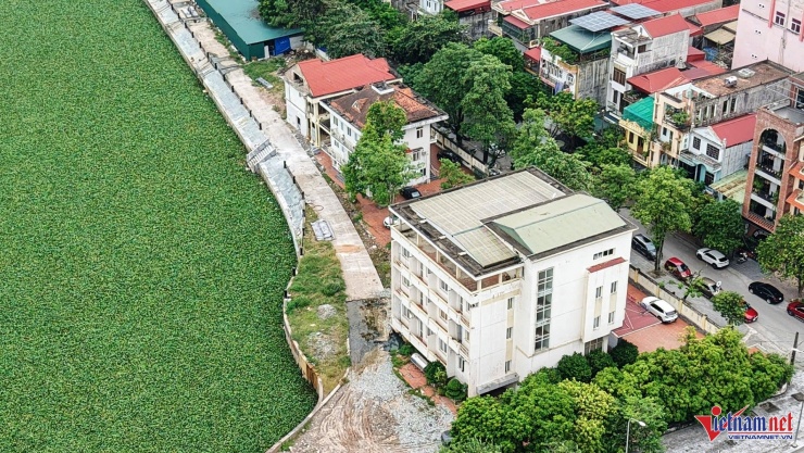 Nhiều công trình như khu nhà khách Tỉnh ủy (trong ảnh) ở cạnh cầu Vân Giang chưa được tháo dỡ. Ảnh: Trần Nghị