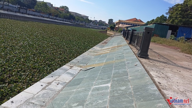 Một số hạng mục như kè bờ sông, lát vỉa hè đã hoàn thành. Ảnh: Trần Nghị