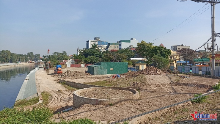 Hiện trạng dọc 2 bên bờ sông, mới có tòa nhà Sở GTVT (cũ) nằm bên cầu Lim được tháo dỡ để thi công dự án. Ảnh: Trần Nghị