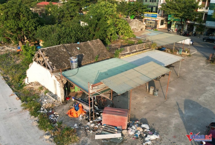 Còn nhiều nhà dân chưa được di dời do chưa bố trí được tái định cư. Ảnh: Trần Nghị