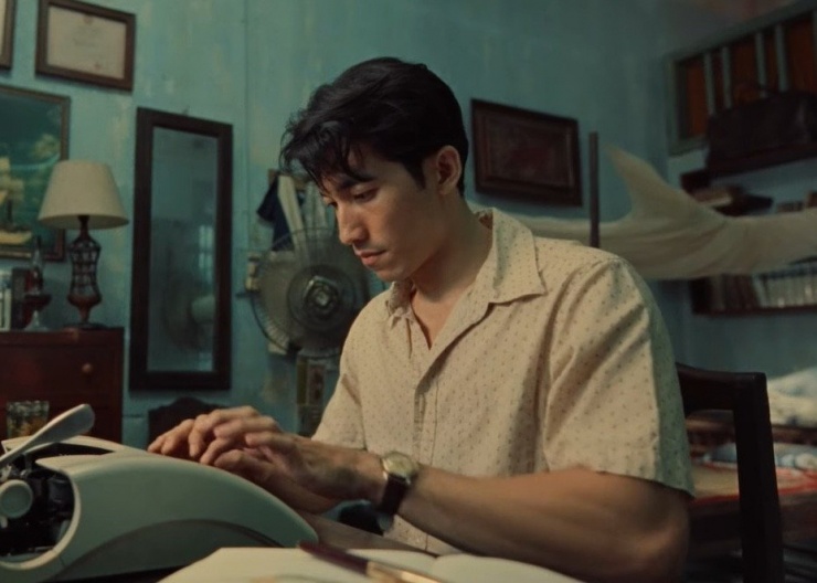 Dịch giả Khang (Liên Bỉnh Phát) đến thành phố nhận công việc mới, gặp gỡ Kỳ Nam - phụ nữ bán quán ăn cho người dân trong cư xá.