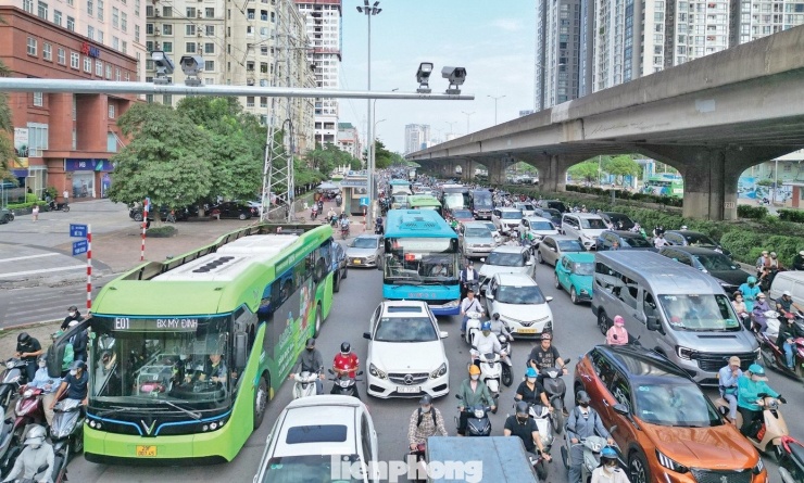 Các cơ sở sản xuất công nghiệp, xe máy chạy xăng được xác định là một trong những nguyên nhân chính gây ô nhiễm không khí ở Hà Nội