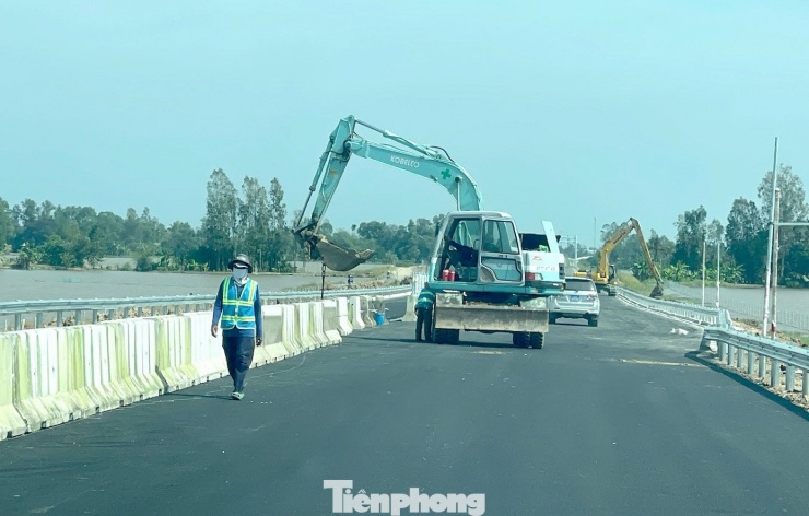 Cận cảnh cao tốc Cần Thơ - Cà Mau sắp thông xe - 8