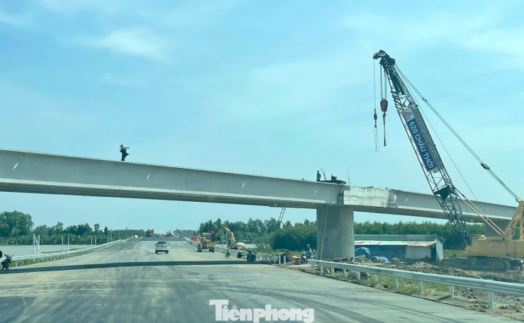 Cận cảnh cao tốc Cần Thơ - Cà Mau sắp thông xe - 21