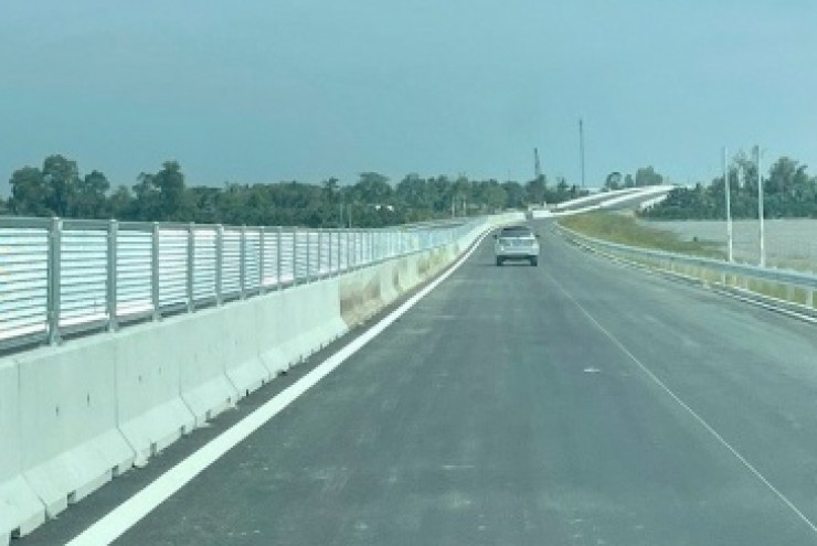 Cận cảnh cao tốc Cần Thơ - Cà Mau sắp thông xe