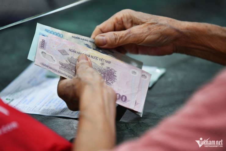 Chuyên gia cho rằng cần giãn rộng khoảng cách giữa các bậc thuế hoặc nâng mạnh ngưỡng chịu thuế để tránh tình trạng “nhảy bậc”, giảm áp lực cho người làm công ăn lương.. Ảnh: N.K