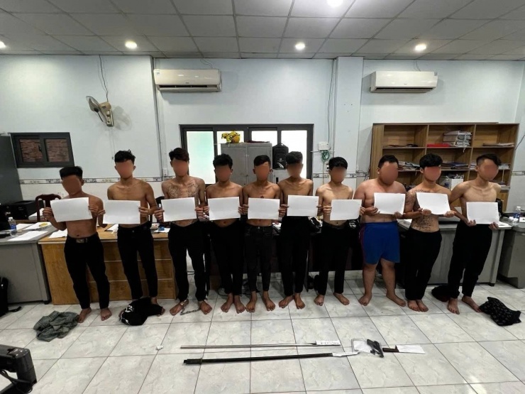 Nhóm thiếu niên cùng hung khí tại cơ quan công an. Ảnh C.A