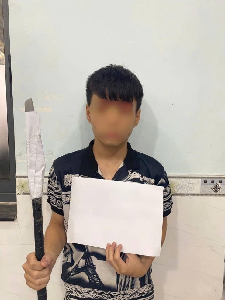 Các thiếu niên cùng hung khí tịch thu được. Ảnh C.A