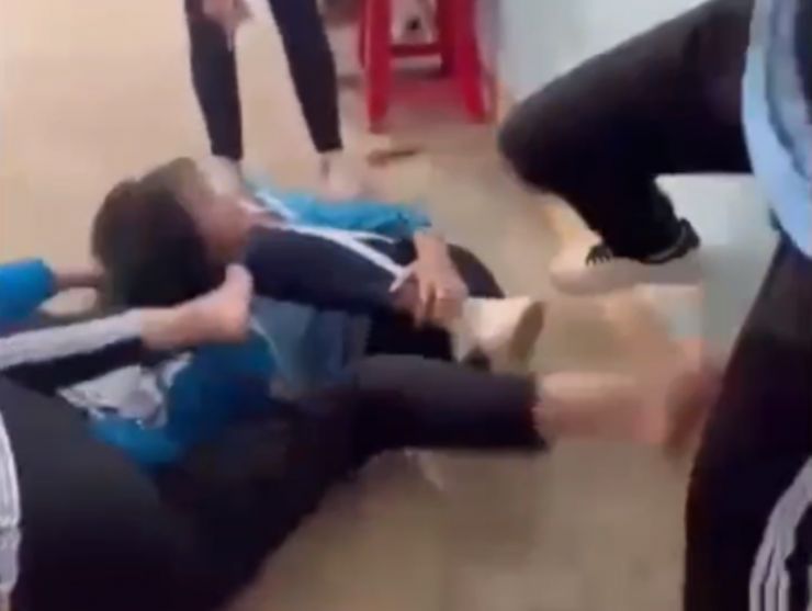 Nữ sinh T. bị 2 bạn cùng lớp đánh đập tới tấp. Ảnh cắt từ clip