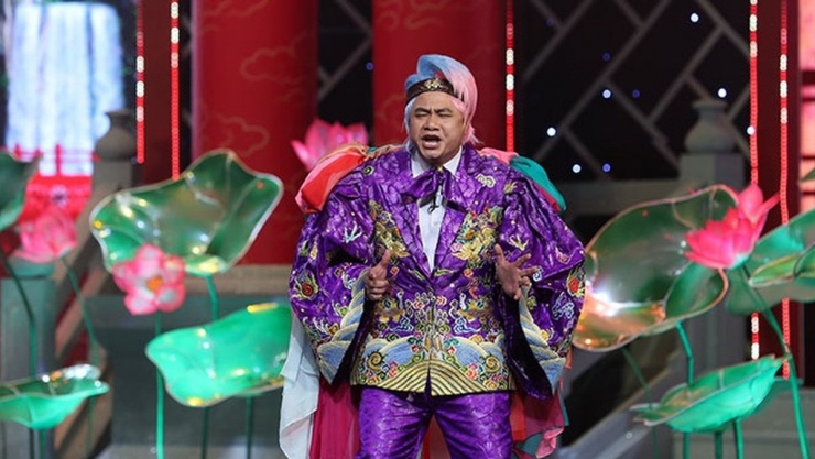 Nếu nói đến người mang lại những tiết mục ấn tượng nhất Táo Quân thì khó ai vượt qua NSND Tự Long. Anh sở hữu phong cách hài kết hợp nhuần nhuyễn giữa diễn xuất và âm nhạc. Khán giả nhớ đến NSND Tự Long vì những màn hát chèo, dân ca, nhạc chế sâu cay nhưng dí dỏm, vừa giải trí vừa ẩn chứa thông điệp. Anh là mẫu nghệ sĩ biết làm đậm vấn đề bằng nghệ thuật truyền thống mà không hề nặng nề, chứng minh khả năng biến hóa hiếm thấy.