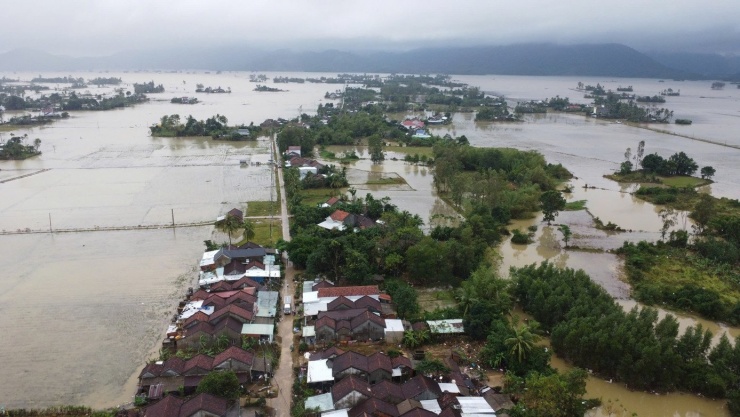 Nhà dân ở vùng hạ lưu Sông Ba bị ngập sâu trong trận lũ lịch sử vừa qua.