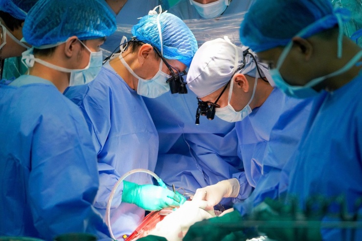GS.TS.BS Nguyễn Hoàng Định – Phó Giám đốc BV ĐHYD cùng ê kíp thực hiện ghép tim cho bệnh nhi