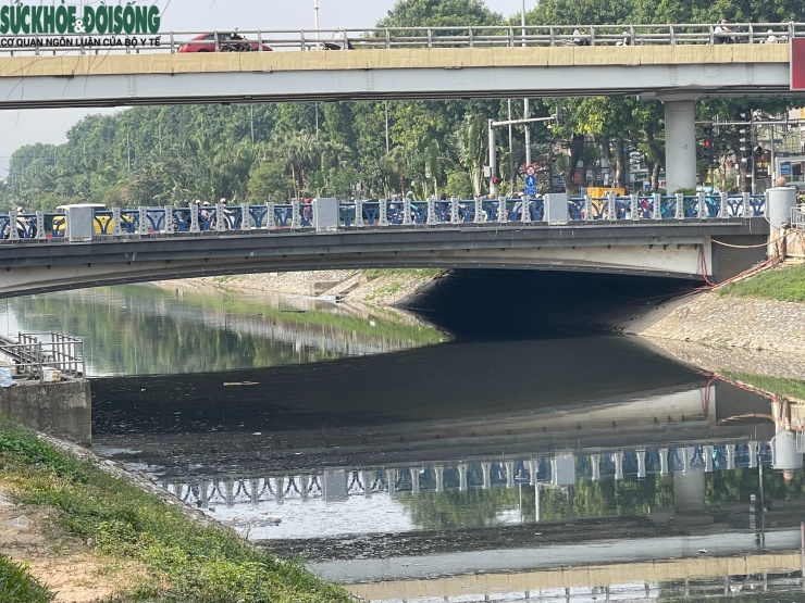 Dưới các gầm cầu, nước sông Tô Lịch chuyển màu đen rõ rệt.