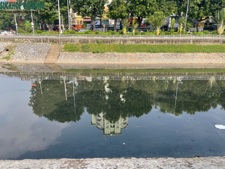 Ông Bùi Văn Thắng, 63 tuổi cho biết: “Lúc còn được bổ cập, nước nhìn xanh hơn, đỡ mùi, ai cũng thấy dễ chịu. Con sông cải thiện chưa được bao lâu đã lại quay về màu đen ô nhiễm”, ông Thắng nói.