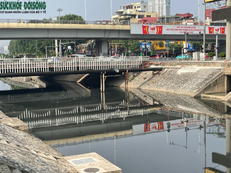 Sông Tô Lịch đoạn chảy qua đường đường Láng đen đặc, không có dòng chảy.