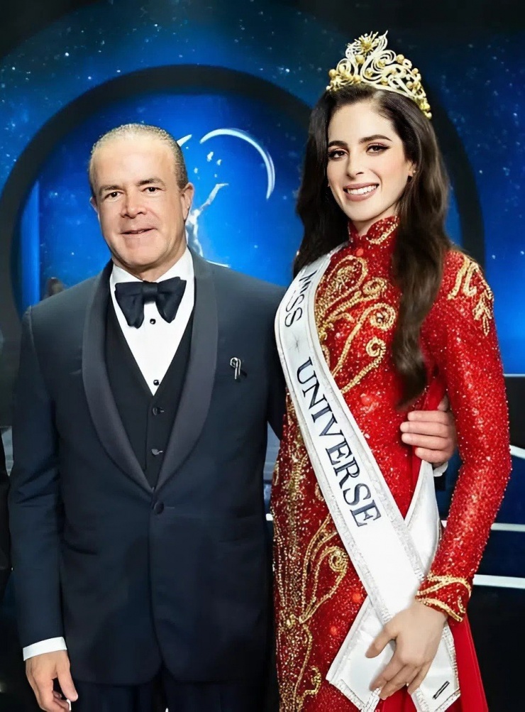 Ông Raul Rocha và đương kim Hoa hậu Hoàn vũ Fatima Bosch.