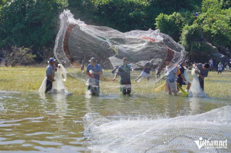 Đúng 8h, khi các cửa xả tràn chính thức đóng lại, tiếng reo hò vang lên khắp vùng. Từng nhóm người bơi phao, chèo xuồng lao ra giữa dòng nước, tạo nên khung cảnh tấp nập như một lễ hội giữa lòng hồ